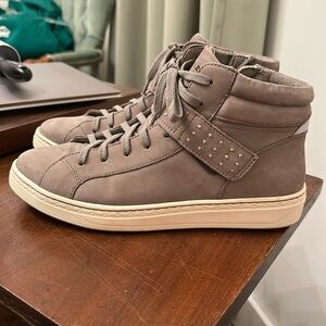 Earth hi tops.size 9.5